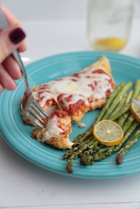 Easy Cheesy Baked Chicken Parmesan - homemadehome.com