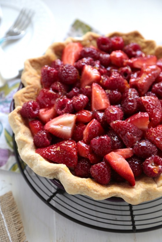 No Bake Sour Cream Berry Pie - homemadehome.com