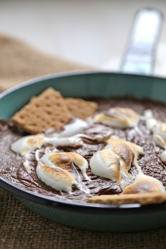 S'mores Skillet Chocolate Dip - homemadehome.com Try this easy, three ingredient s'mores skillet treat when you can't get to a campfire to get your s'mores fix! #smores #chocolate #marshmallow #skillet