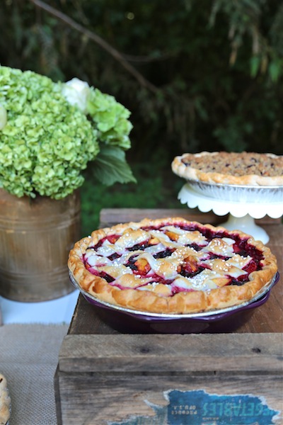 Classic Blackberry Nectarine - homemadehome.com The best seasonal pie you will ever have with fresh blackberries and nectarines #pie