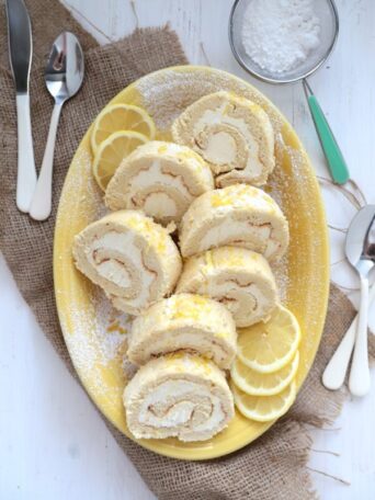 Lemon Roll Cake - homemadehome.com This may look hard, but it's SUPER EASY to do!! You will love it! #lemon