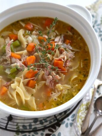 20-Minutes Homemade Chicken Noodle Soup - Nothing is better than homemade, and there isn't anything better to clear up your latest winter cold! #homemade #chicken #noodle #soup
