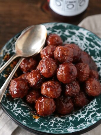 Sweet and Tangy Apricot Chipotle Meatballs - homemadehome.com