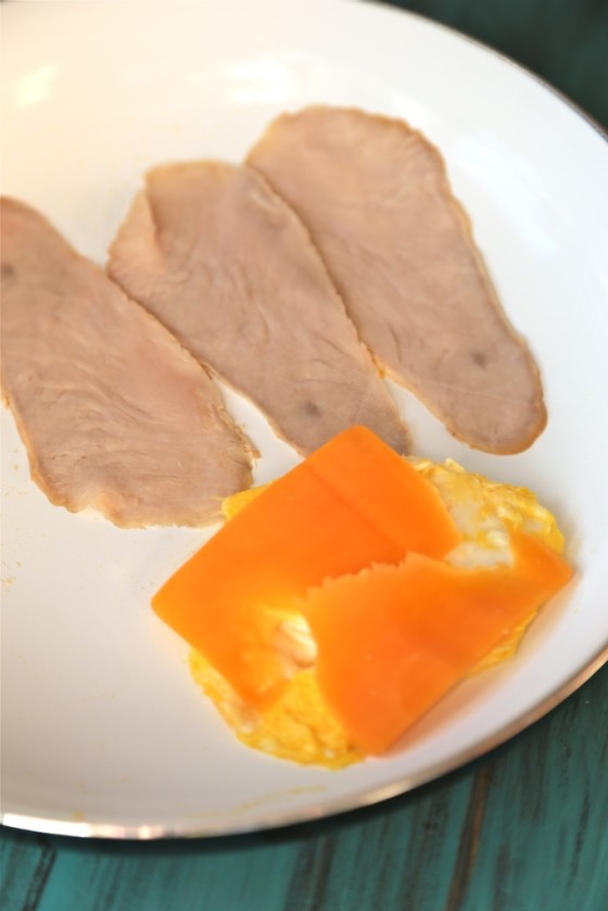 260 Calorie Turkey Cheddar Breakfast Sandwich - homemadehome.com