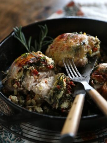 30 Minute Sundried Tomato Spinach Stuffed Chicken Thighs - homemadehome.com