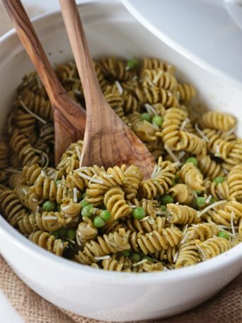 {Spring Pea Pesto Pasta Salad} Quick, easy and perfect for a light and healthy lunch or picnic - homemadehome.com