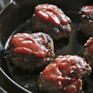 All American Mini Meatloaf - These mini meatloaves are perfect for a week night meal and will satisfy the biggest meat eater in your house!! - homemadehome.com
