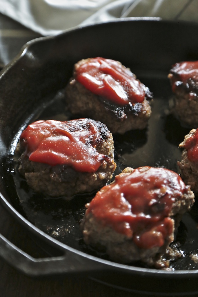 All American Mini Meatloaf - These mini meatloaves are perfect for a week night meal and will satisfy the biggest meat eater in your house!! - homemadehome.com