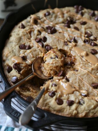 Peanut Butter and chocolate chips were made for each other in this peanut butter chocolate chip skillet blondie. And best of all, eat it right out of the skillet!