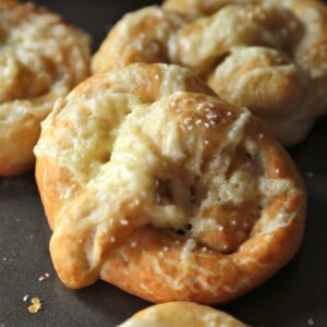 Roasted Green Chile White Cheddar Soft Pretzels - homemadehome.com You never knew making bread could be this EASY!