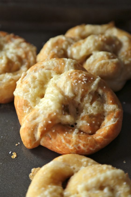 Roasted Green Chile White Cheddar Soft Pretzels - homemadehome.com You never knew making bread could be this EASY!