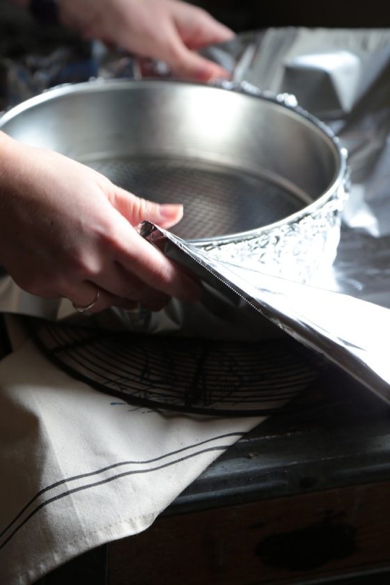 Never let a leaky spring form pan get you down!! Here is the trick for a perfectly sealed Cheesecake pan! - homemadehome.com #howto