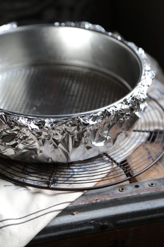 Never let a leaky spring form pan get you down!! Here is the trick for a perfectly sealed Cheesecake pan! - homemadehome.com #howto