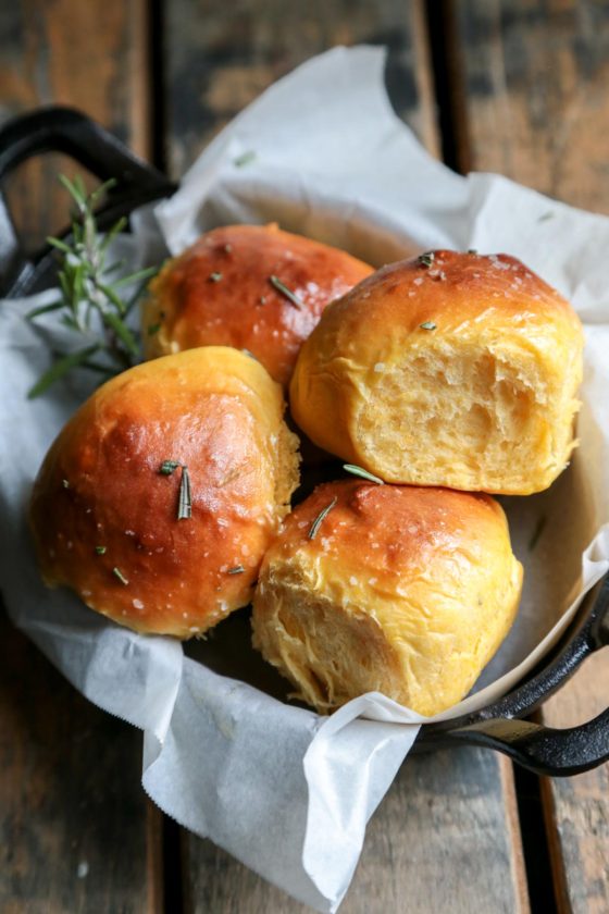 Rosemary Sea Salt Sweet Potato Rolls - OMG THEY ARE SO FLUFFY!! - homemadehome.com