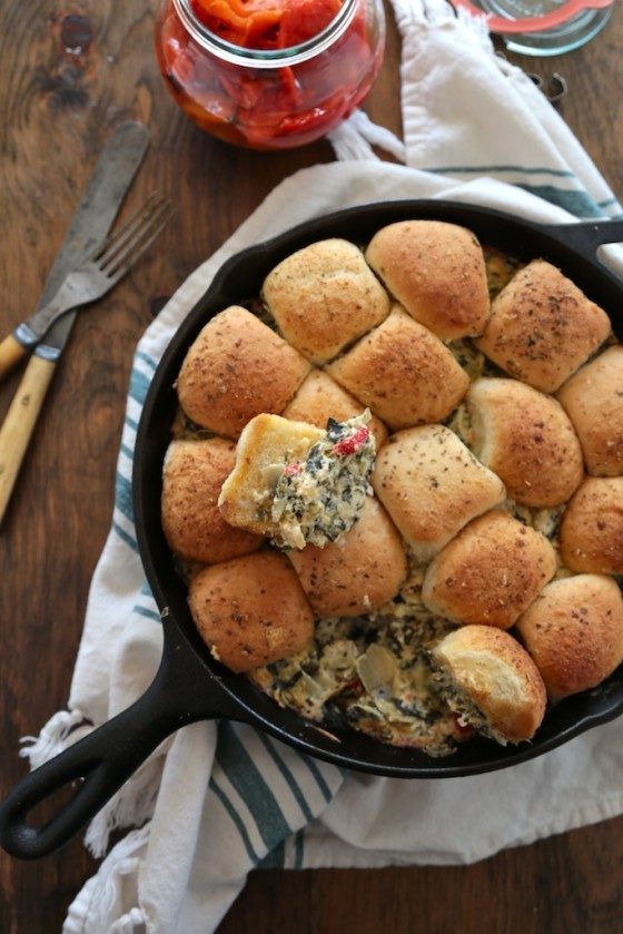 roasted-red-pepper-artichoke-dip-with-garlic-rolls-25-sweet-and-savory-mouthwatering-party-bread-recipes