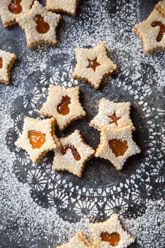 Apricot Almond Linzer Cookies - filled with apricot preserves, these are a #christmas #cookie must have!