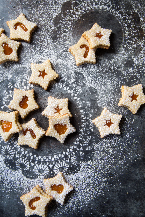 Apricot Almond Linzer Cookies - filled with apricot preserves, these are a #christmas #cookie must have!