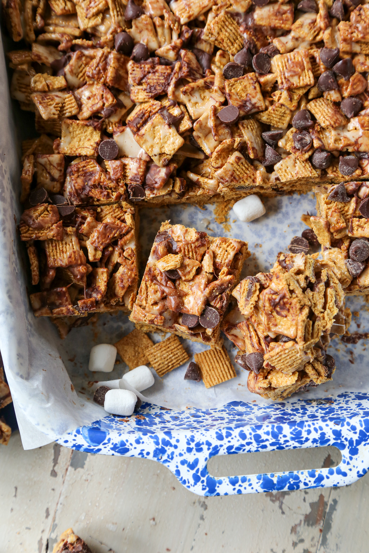 Want the taste of classic s'mores without building a campfire? These s'mores graham krispie treats , aka Indoor S'mores, come together in a flash with just a couple of ingredients! 