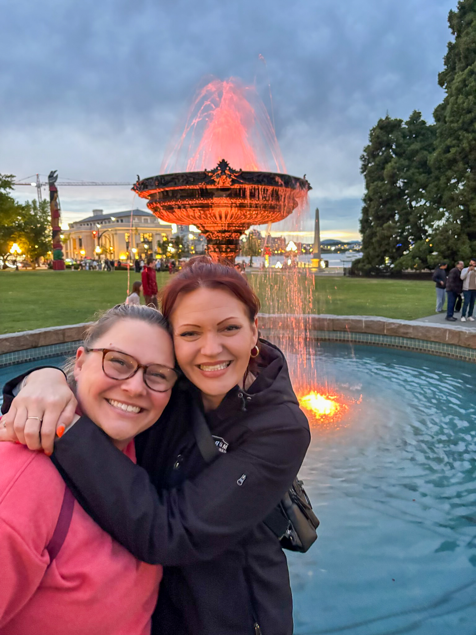 Megan and her sister in front of the fountain at Victoria's Parliament Building in Victoria, BC. 